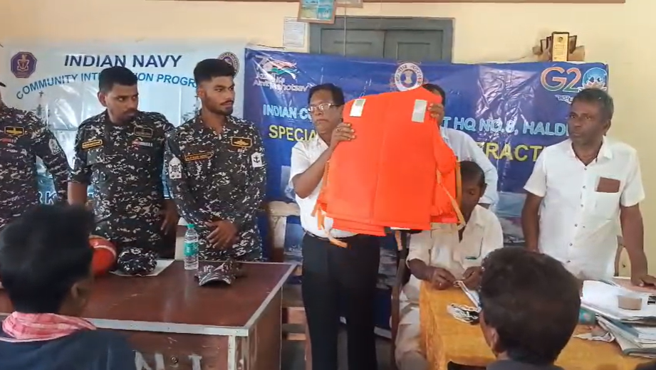 উপকূলবর্তী এলাকায় মৎস্যজীবী এবং স্থানীয় বাসিন্দাদের সুরক্ষায় আজ মন্দারমনিতে ভারতীয় নৌবাহিনী এবং উপকূল রক্ষী বাহিনীর তরফে বিশেষ কমিউনিটি সংযোগ কর্মসূচির আয়োজন করা হয়।