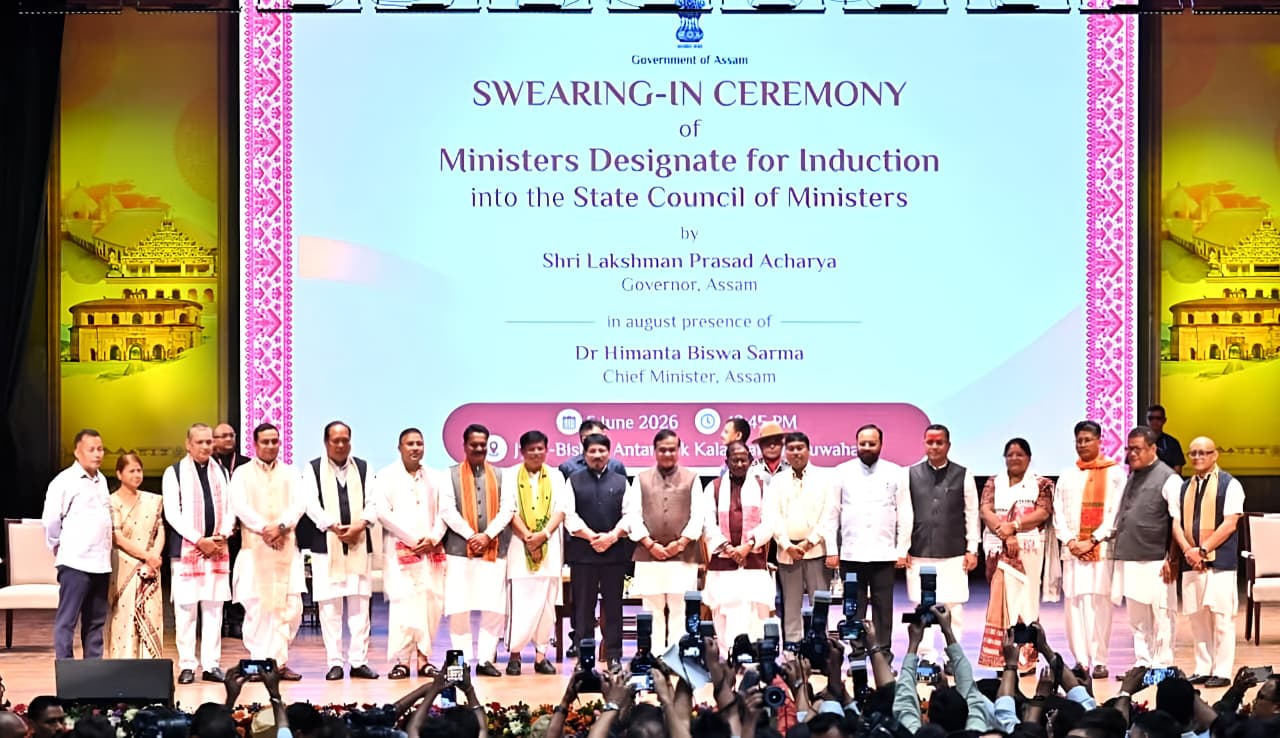 অসম মন্ত্রীসভাত স্থান লাভ কৰা ১২ গৰাকী মন্ত্ৰীৰ শপত গ্ৰহণ সম্পন্ন
