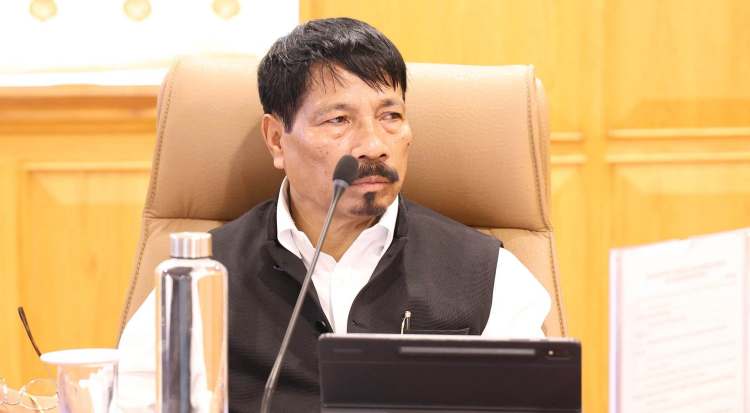 কামৰূপ মহানগৰ জিলা অভিভাৱক মন্ত্রী অতুল বৰাই জিলাখনৰ বিভিন্ন চৰকাৰী বিভাগসমূহৰ কাম-কাজৰ পর্যালোচনা কৰে