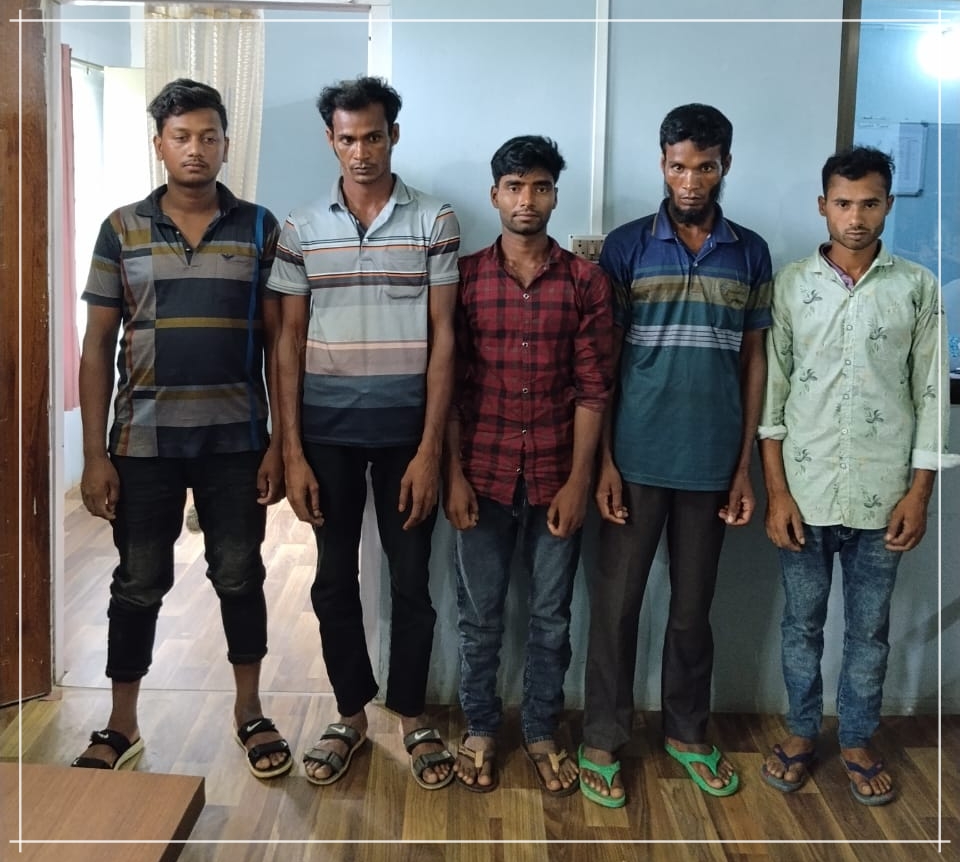 মেঘালয়ৰ দামালগ্ৰী অঞ্চলত হাটশিঙিমাৰীৰ পৰা গুৱাহাটী অভিমুখে যাত্ৰা কৰি থকা সময়ত মেঘালয় আৰক্ষীৰ ৫ জন বাংলাদেশী নাগৰিকক আটক