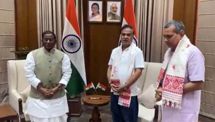 ৰাজ্যপাল লক্ষ্মন প্রসাদ আচার্যক মুখ্যমন্ত্রী ড০ হিমন্ত বিশ্ব শৰ্মাৰ লোকভৱনত সৌজন্যমূলক সাক্ষাৎ