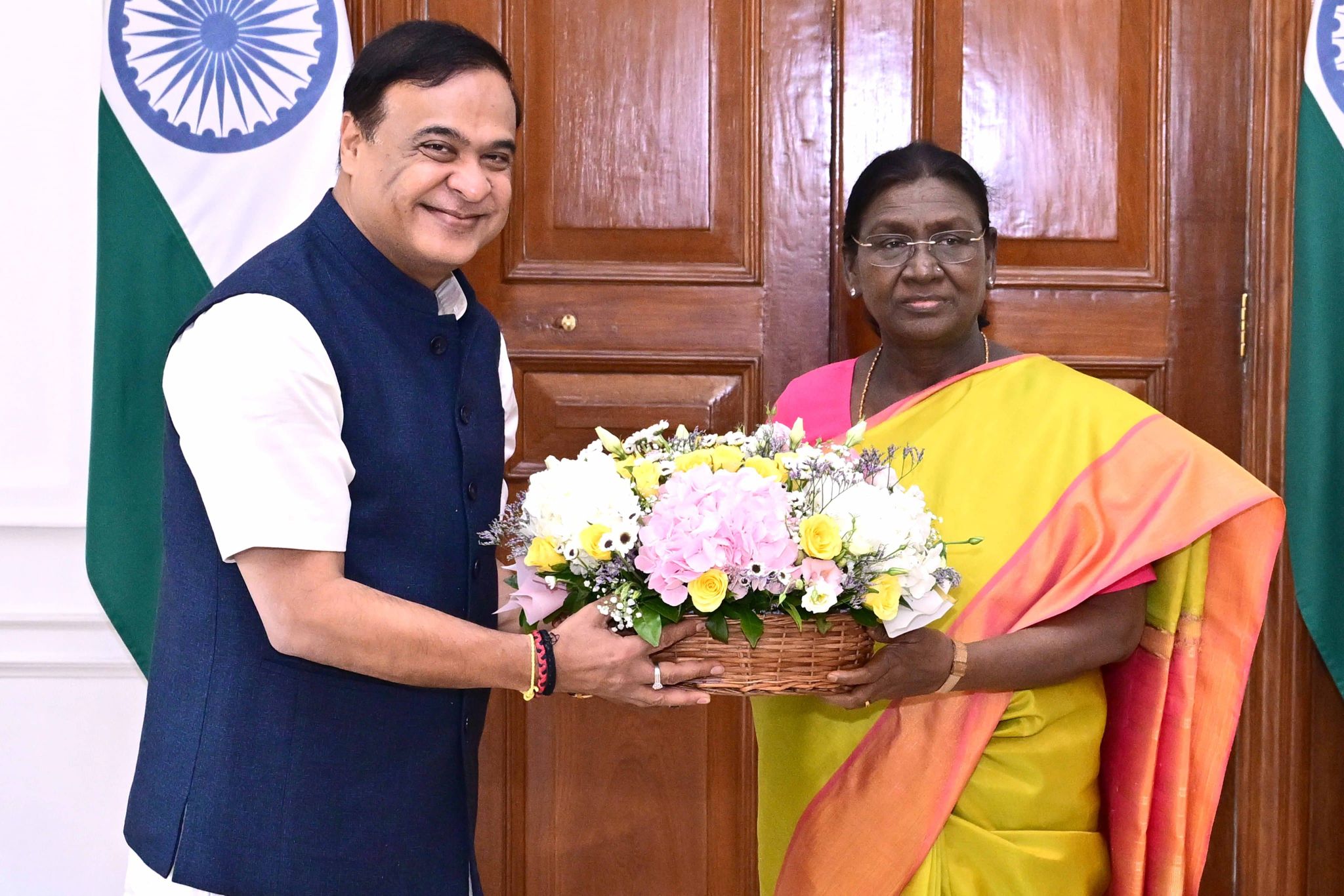 ৰাষ্ট্ৰপতি দ্রৌপদী মুৰ্মুক সাক্ষাৎ মুখ্যমন্ত্রী ড° হিমন্ত বিশ্ব শৰ্মাৰ