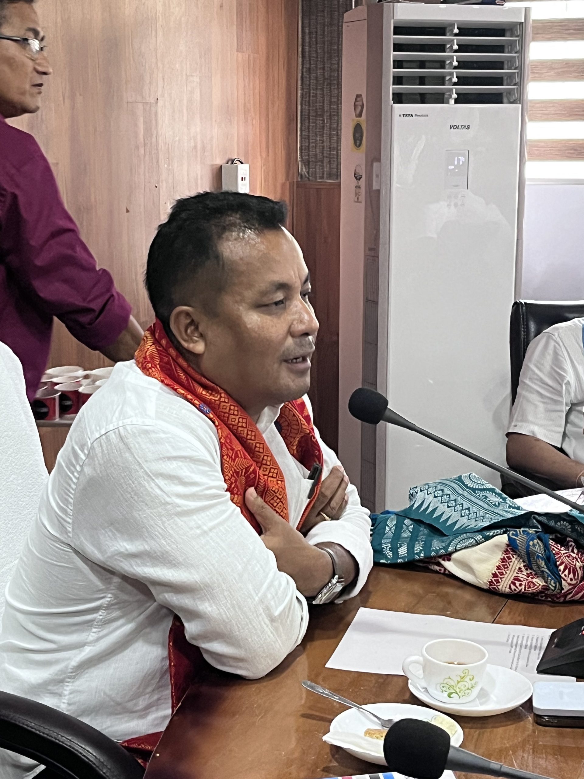 চালকৰ অনুজ্ঞাপত্ৰৰ বাবে ড্রাইভিং টেষ্ট ব্যৱস্থা পৰিদৰ্শন মন্ত্ৰী চৰণ বড়োৰ