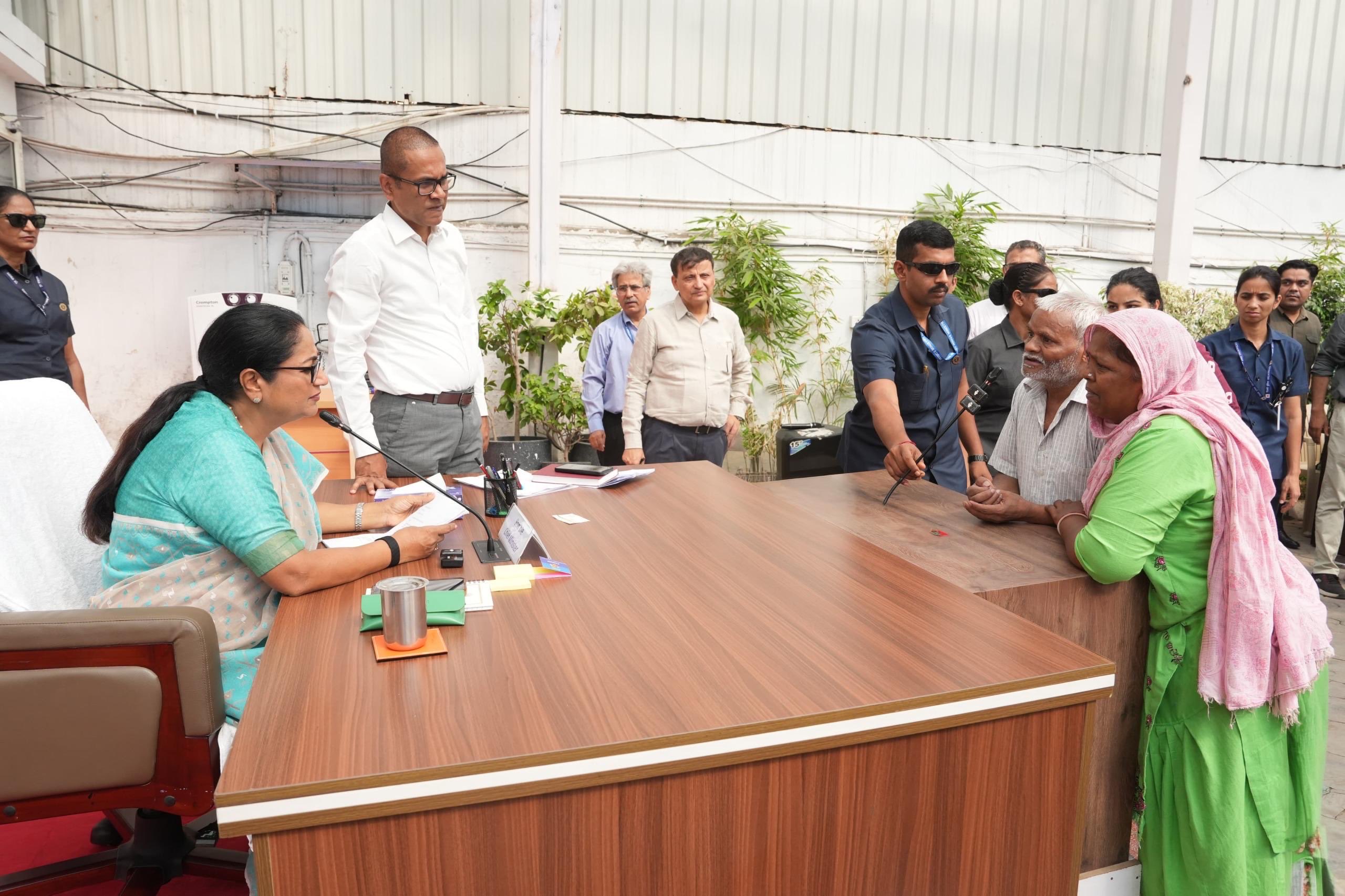 दिल्ली की मुख्यमंत्री ने मुख्यमंत्री जन सेवा सदन में जनसुनवाई कार्यक्रम के दौरान विभिन्न क्षेत्रों से आए नागरिकों से संवाद किया