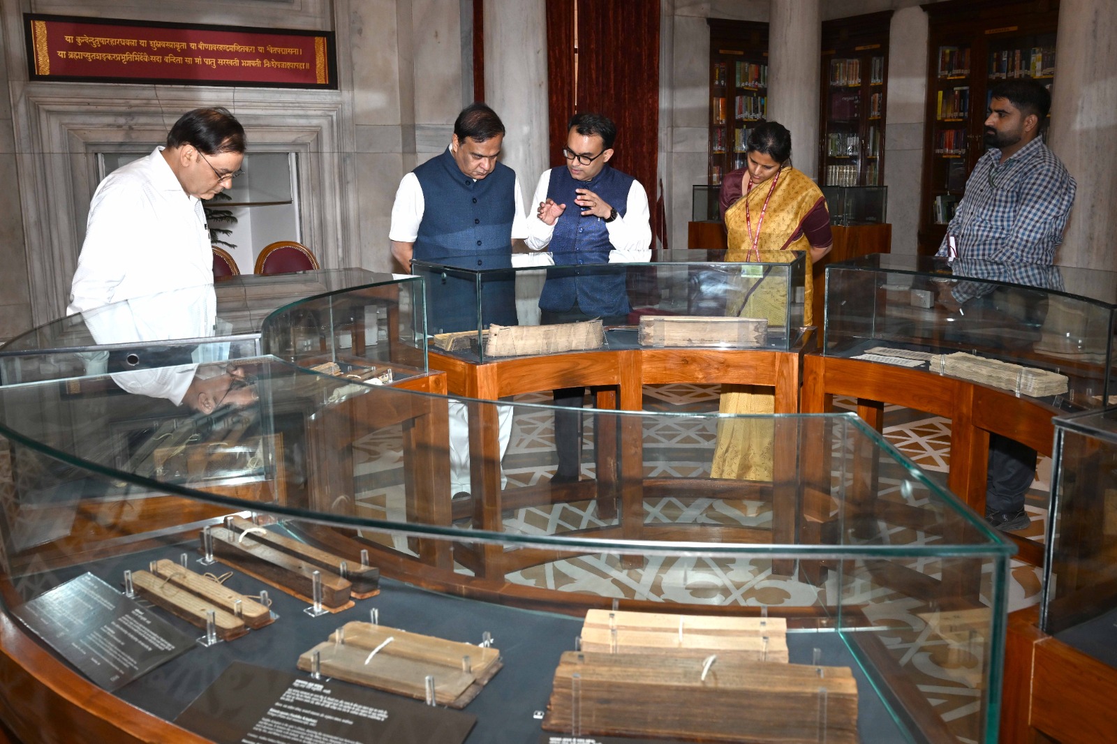 असम के मुख्यमंत्री ने राष्ट्रपति भवन के ‘ग्रंथ कुटीर’ में संरक्षित पांडुलिपियों के संग्रह का अवलोकन किया
