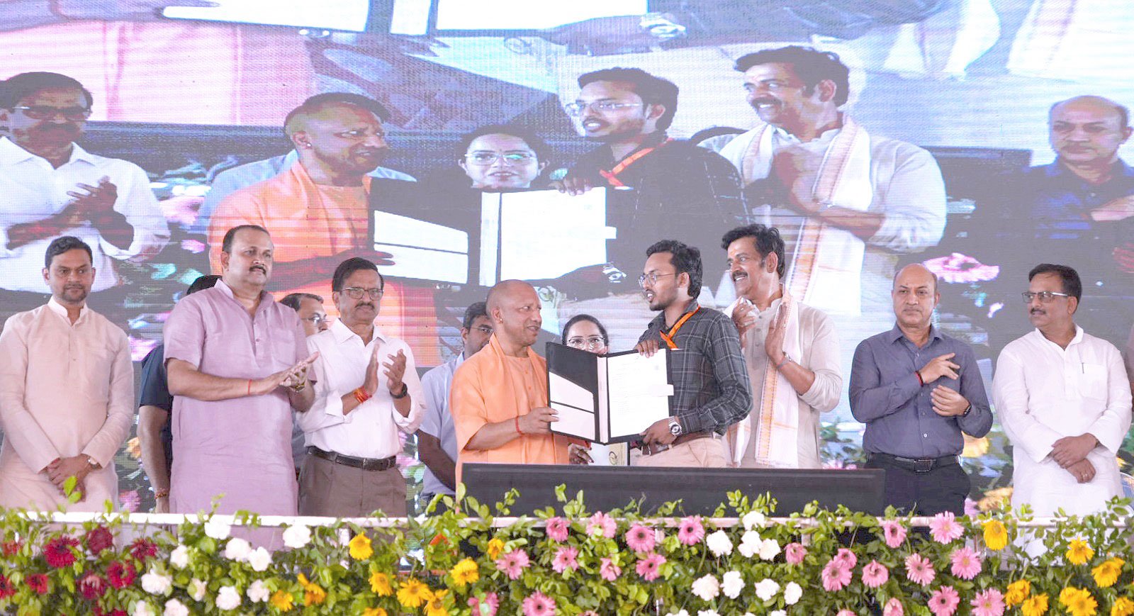 उत्तर प्रदेश के मुख्यमंत्री ने गोरखपुर औद्योगिक विकास प्राधिकरण में फ्लैटेड फैक्ट्री कॉम्प्लेक्स का उद्घाटन किया