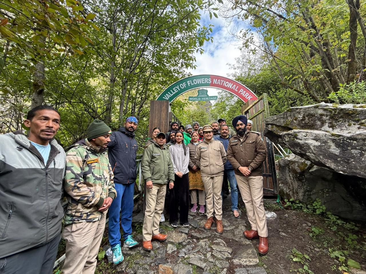 उत्तराखंड: चमोली में स्थित विश्व प्रसिद्ध फूलों की घाटी आज से पर्यटकों के लिए खुली