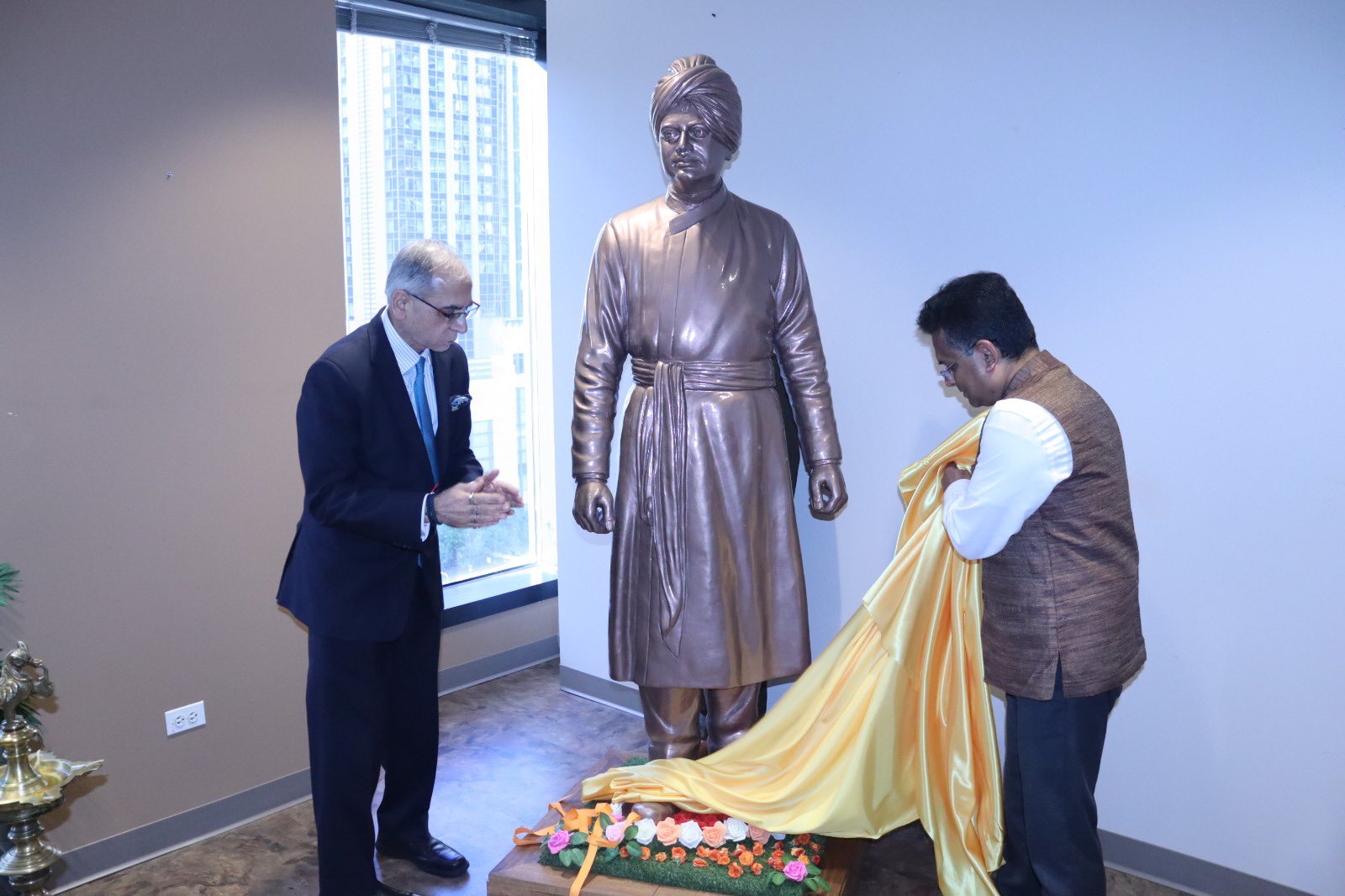 মার্কিন যুক্তরাষ্ট্রের শিকাগোতে ভারতের কনস্যুলেট জেনারেল কার্যালয়ে স্বামী বিবেকানন্দের পূর্ণাঙ্গ মূর্তি উন্মোচন করেছেন ভারতের রাষ্ট্রদূত বিনয় মোহন কোয়াত্রা