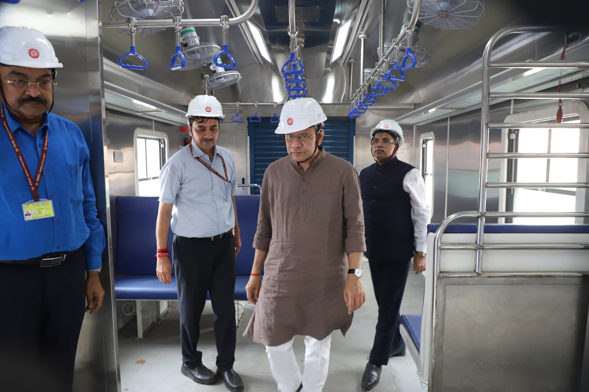 रेल मंत्री अश्विनी वैष्णव ने उत्तर रेलवे के तिलक ब्रिज से शकूरबस्ती रेल सेक्शन का व्यापक निरीक्षण किया