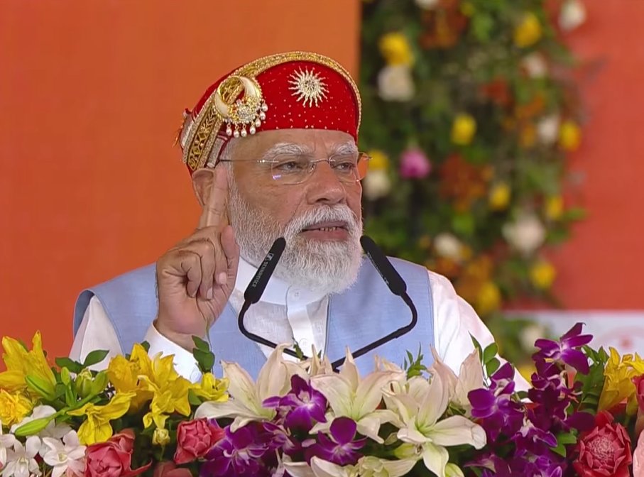 प्रधानमंत्री नरेन्‍द्र मोदी ने सूरत और दमण में कई विकास परियोजनाओं का शुभारंभ किया