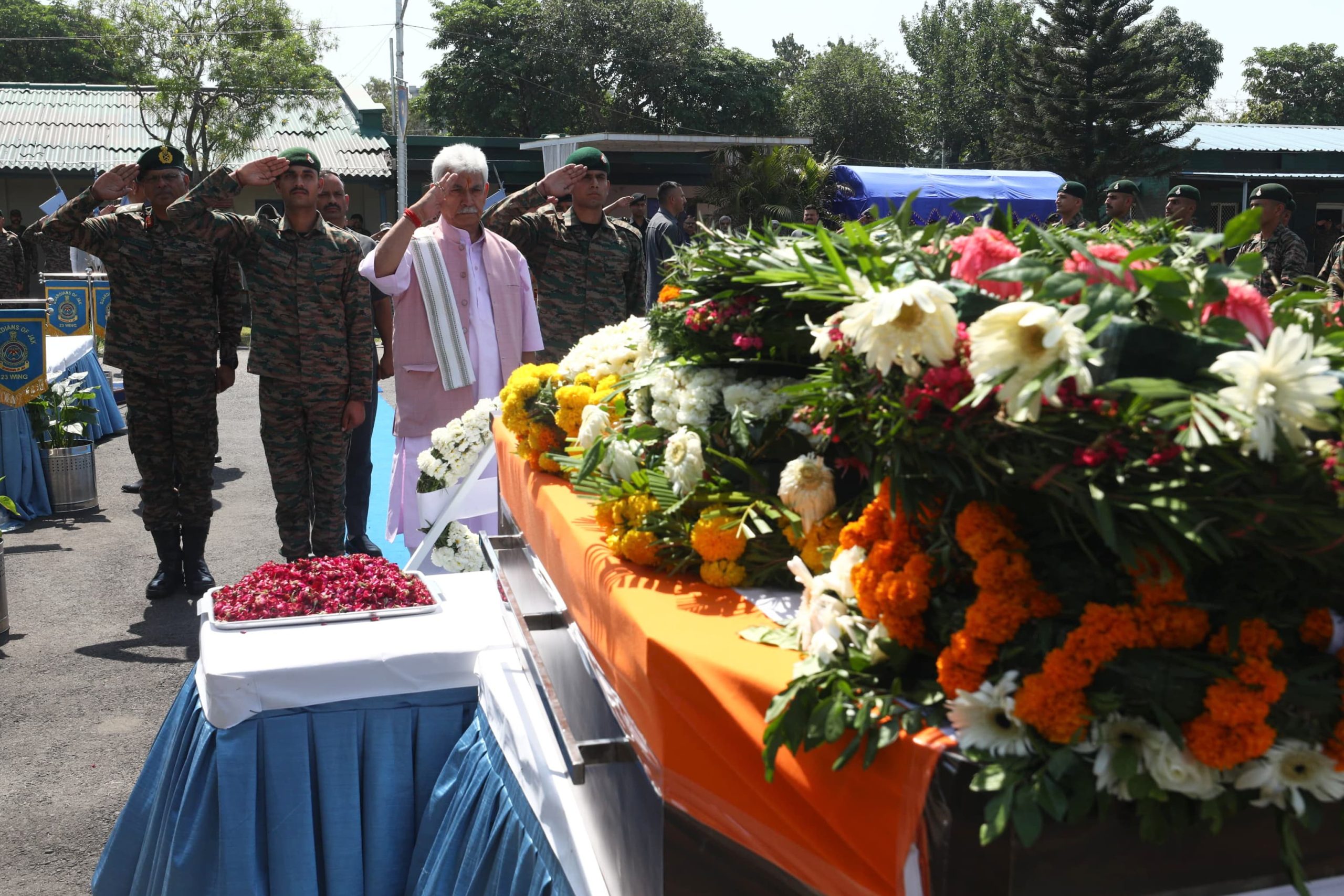 उपराज्यपाल मनोज सिन्हा ने शहीद लेफ्टिनेंट बीरेश्वर गोस्वामी को श्रद्धांजलि अर्पित की