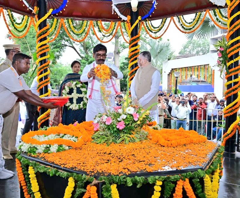 भगवान बिरसा मुंडा की पुण्यतिथि पर झारखंड सहित देशभर उन्हें श्रद्धांजलि अर्पित कर रहा है