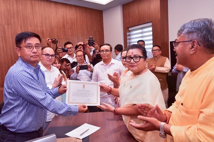 मणिपुर भाजपा अध्यक्ष अधिकारीमयुम शारदा देवी राज्य की एकमात्र राज्यसभा सीट के लिए निर्विरोध निर्वाचित हुई
