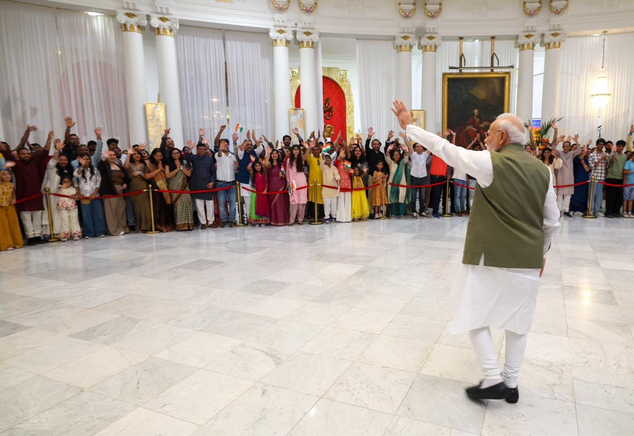 প্রধানমন্ত্রী নরেন্দ্র মোদী দুদেশের সফরের প্রথমদিনে আজ ফ্রান্সের নিসে পৌঁছেছেন।
