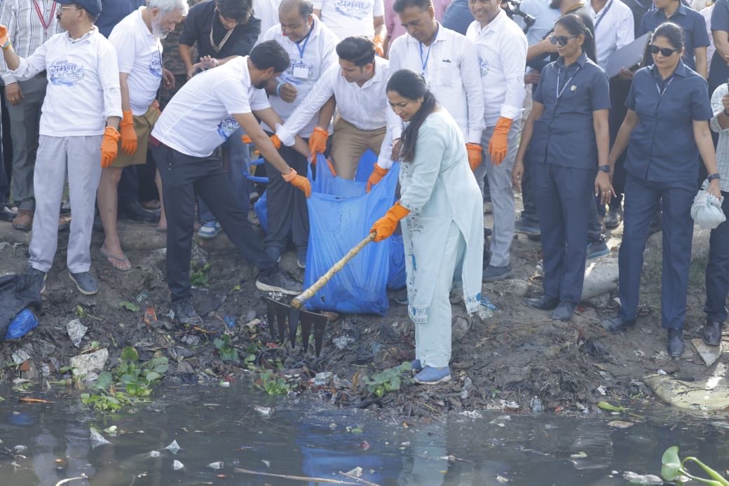 मुख्यमंत्री रेखा गुप्ता के नेतृत्व में दिल्ली सरकार का यमुना घाटों पर सफाई अभियान