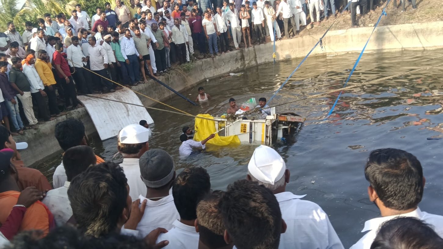 Maharashtra: 8 Devotees Die After their vehicle Falls Into Well in Solapur District
