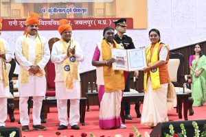 राष्ट्रपति मुर्मु ने रानी दुर्गावती विश्वविद्यालय के 36वें दीक्षांत समारोह में भाग लिया