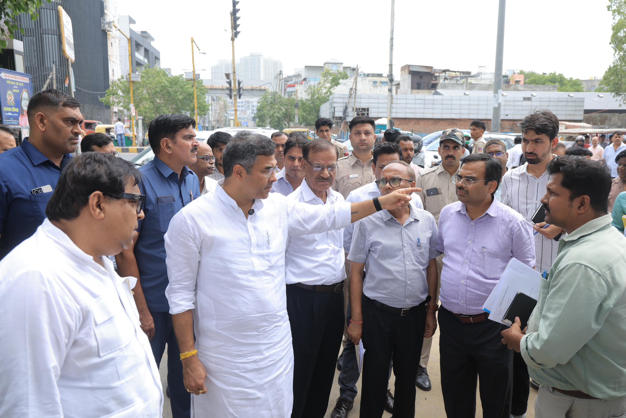 दिल्ली: लोक निर्माण विभाग मंत्री परवेश साहिब सिंह ने मानसून पूर्व तैयारियों की समीक्षा की