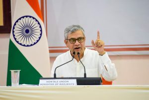 রেলমন্ত্রী অশ্বিনী বৈষ্ণব আজ ভারতীয় রেলকে বিভিন্ন ধরণের পণ্য পরিবহণের পছন্দের মাধ্যম হিসেবে গড়ে তুলতে দফতরে বরিষ্ঠ আধিকারিকদের সাথে এক পর্যালোচনা বৈঠক করেন।