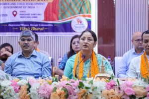 ত্রিপুরায় তিন দিনের সফরে আজ কেন্দ্রীয় নারী ও শিশু বিকাশ মন্ত্রী অন্নপূর্ণা দেবী আগরতলা পৌরনিগমের মহিলা কাউন্সিলর এবং স্থানীয় মহিলা স্বনির্ভর গোষ্ঠীর সদস্যদের সঙ্গে মতবিনিময় করেন।