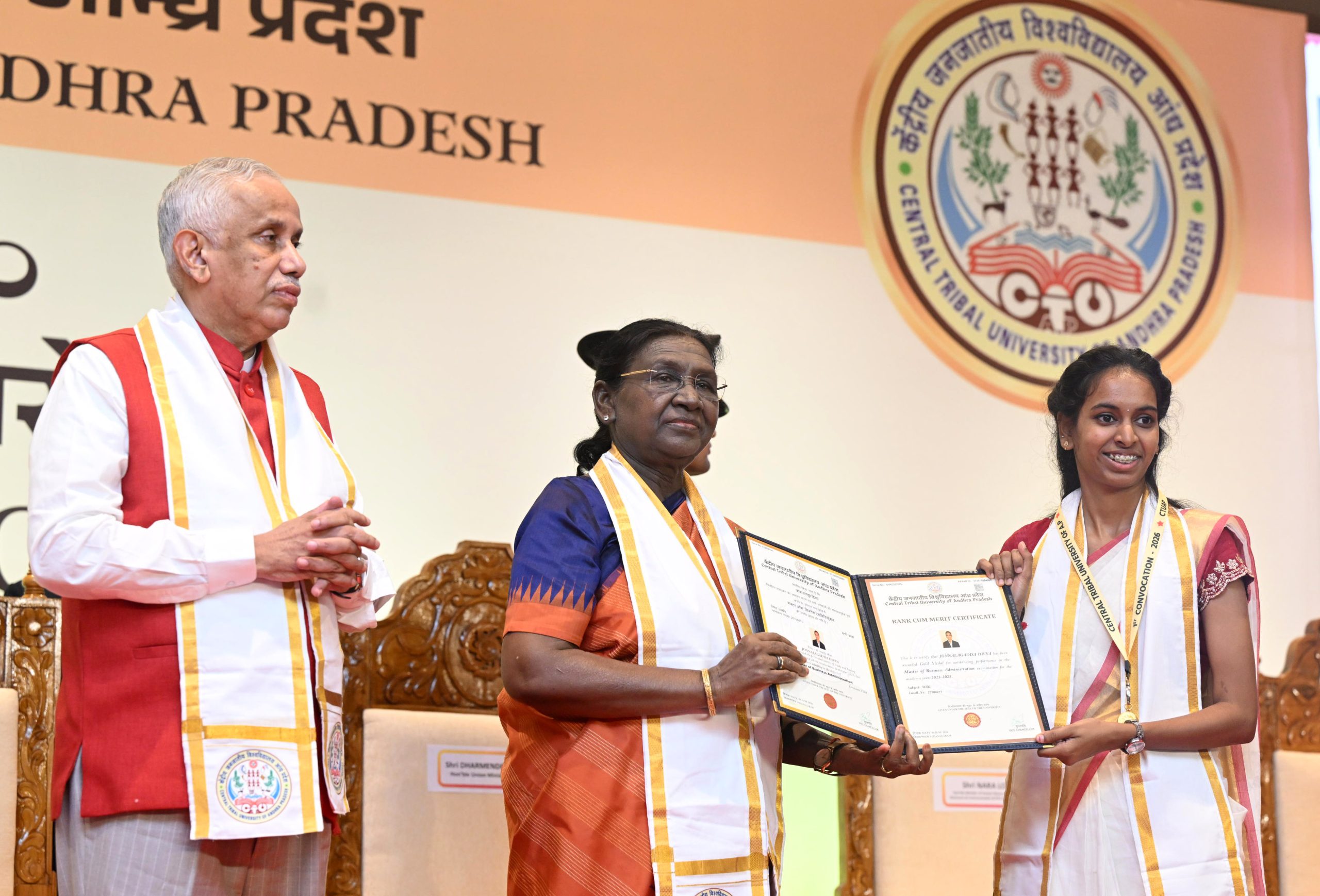 ছাত্ৰ-ছাত্ৰীসকলক শিক্ষাৰ জৰিয়তে এখন সৰ্বাত্মক আৰু সমতাৰ আদর্শেৰে উদ্বুদ্ধ সমাজ গঢ়াৰ বাবে আহ্বান ৰাষ্ট্ৰপতি শ্ৰীমতী দ্রৌপদী মুৰ্মুৰ