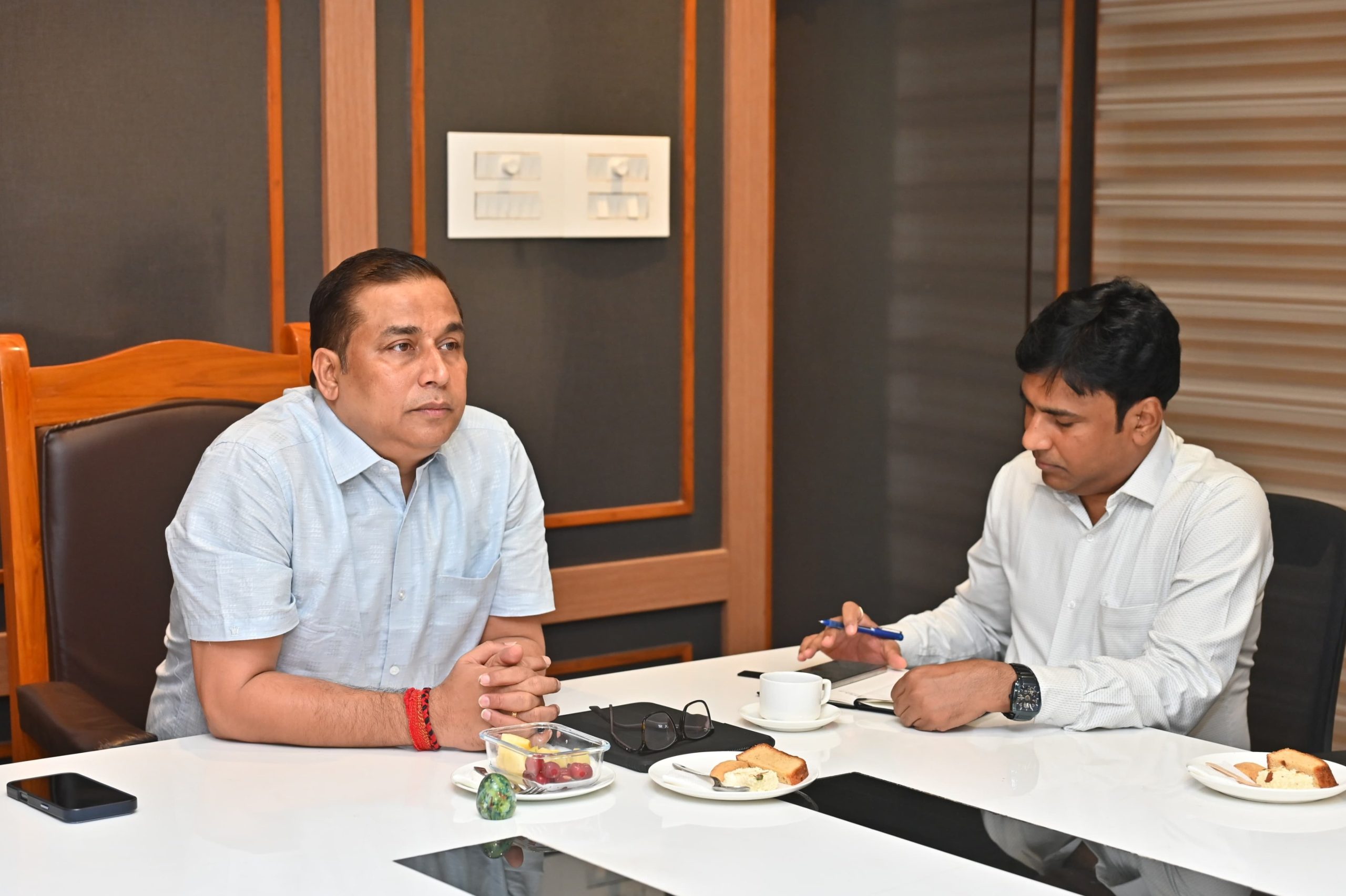 আমট্ৰণৰ প্ৰতিনিধি আৰু বন বিভাগৰ বিষয়াৰে মন্ত্রী জয়ন্ত মল্ল বৰুৱাৰ বৈঠক