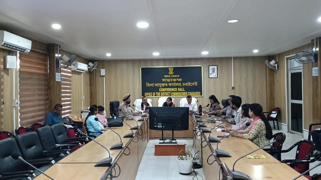 চৰাইদেউ জিলা আয়ুক্তৰ কাৰ্যালয়ত তেল আৰু প্ৰাকৃতিক গেছ নিগম, অইল ইণ্ডিয়া লিমিটেডৰ মুৰব্বী বিষয়াসকলৰ বৈঠক