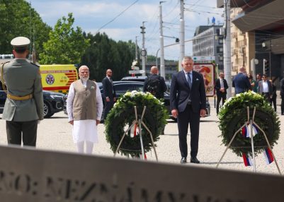 PM Modi with his Slovak counterpart Robert Fico lay wreath at Tomb of the Unknown Soldier