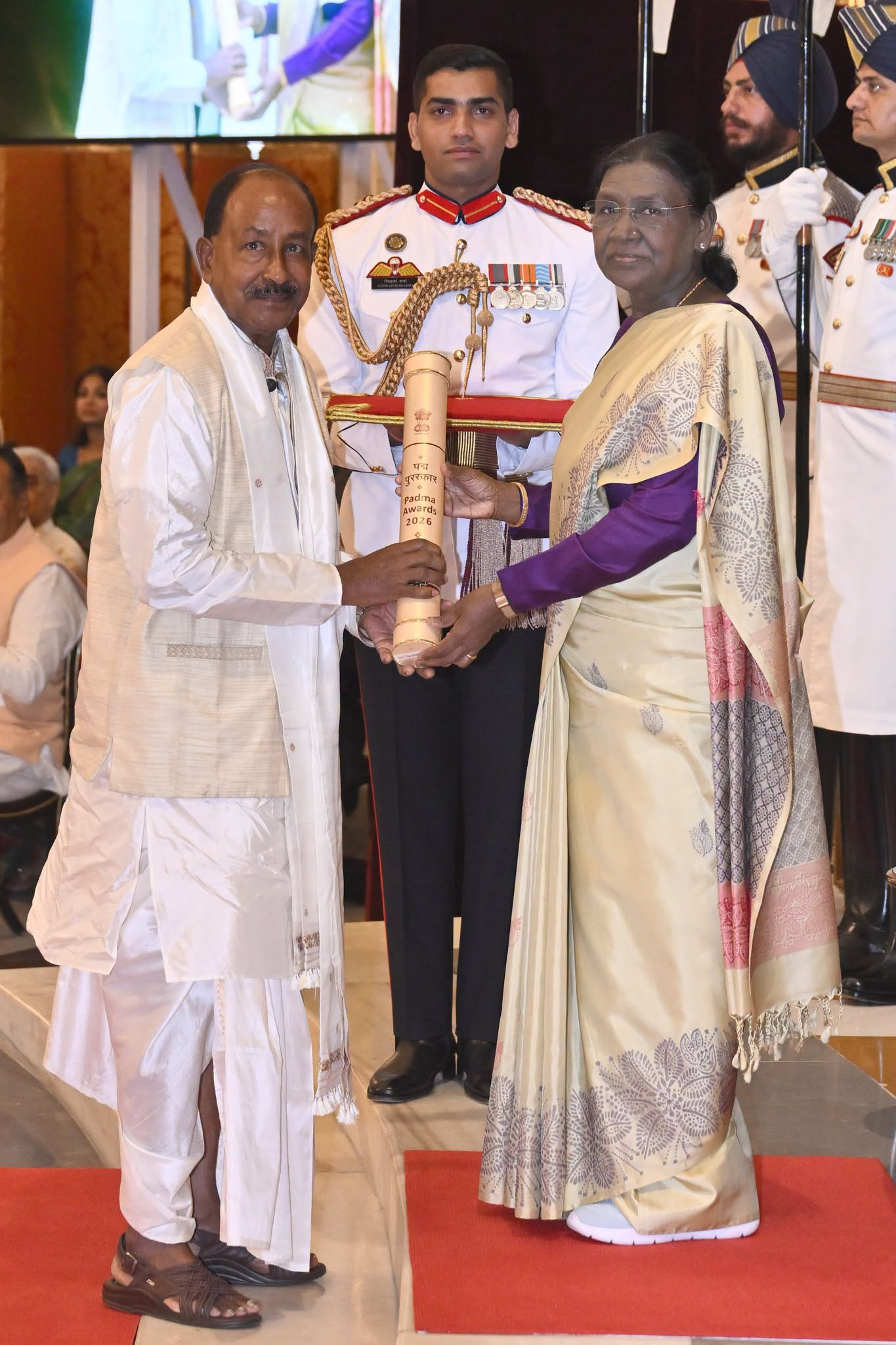 ৰাজ্যৰ বিশিষ্ট ভাস্কর্য শিল্পী আৰু কলা নিৰ্দেশক নুৰুদ্দিন আহমেদ, সংগীত শিল্পী পখিলা লেক্‌থেপি আৰু যোগেশ দেউৰী পদ্মশ্ৰী সন্মানেৰে সন্মানিত