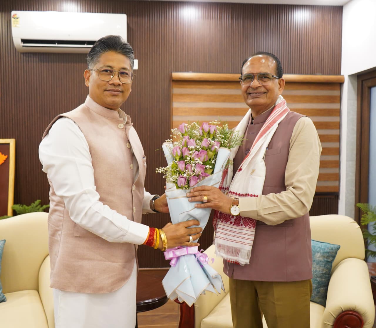 শিৱৰাজ সিং চৌহানক সৌজন্যমূলক সাক্ষাৎ মন্ত্রী পীযূষ হাজৰিকাৰ