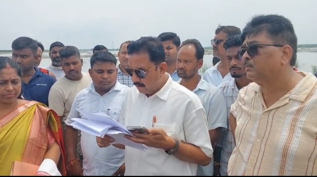 বাক্সা আৰু বৰপেটাৰ সীমান্তৱৰ্তী গোৱৰ্ধনাত  বেঁকী নৈৰ মথাউৰি নিৰ্মাণৰ কামৰ বুজ লয়  বিধানসভাৰ অধ্যক্ষ ৰঞ্জিত কুমাৰ দাসে