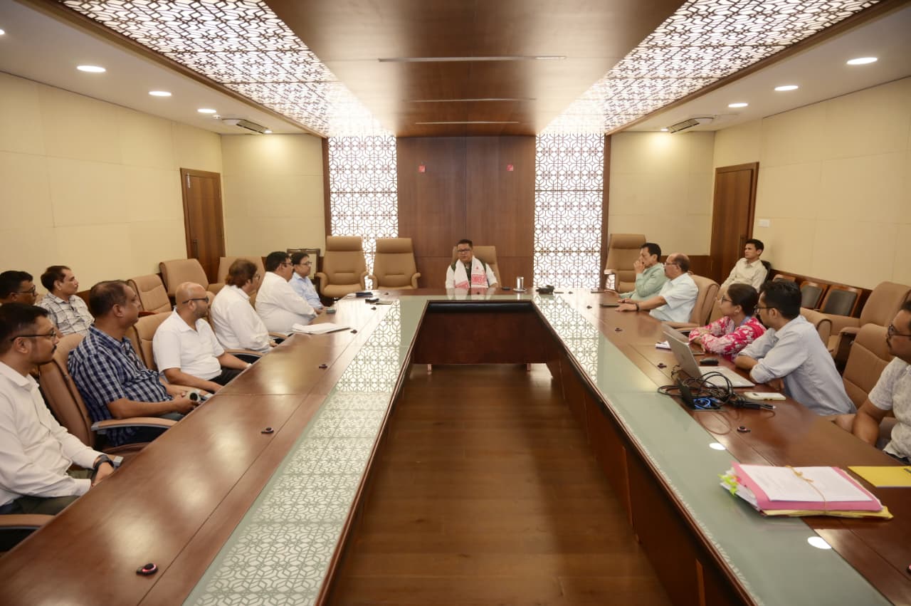 কম শিক্ষার্থী থকা সকলো বিদ্যালয় বন্ধ হ’ব বুলি ওলোৱা প্ৰচাৰ সত্য নহয় : ডাঃ ৰণোজ পেগু