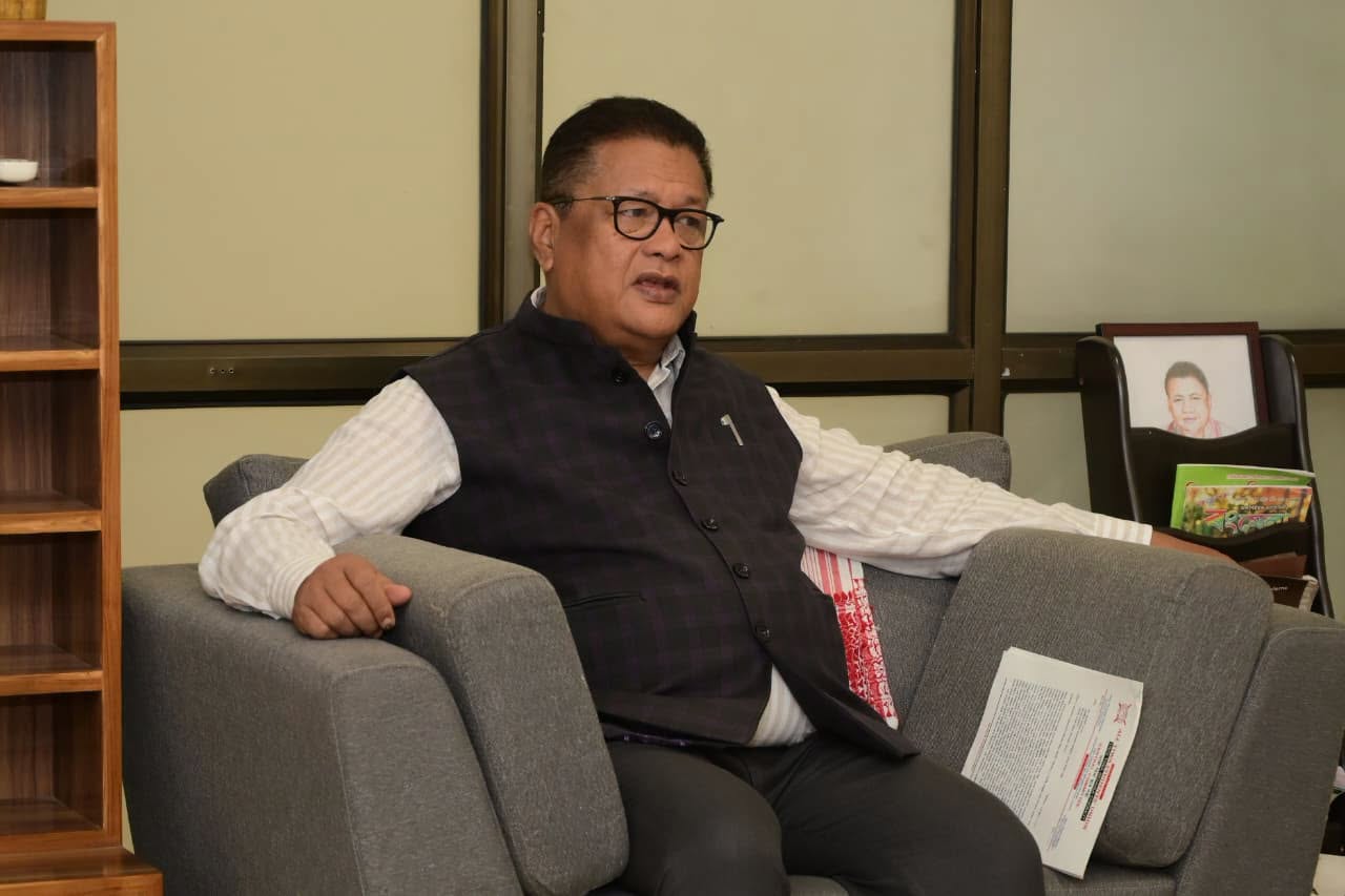 ৰাজ্যৰ মহাবিদ্যালয়সমূহত চাৰিবছৰীয়া স্নাতক পাঠ্যক্ৰম অব্যাহত থাকিব বুলি শিক্ষামন্ত্ৰী ডাঃ ৰণোজ পেগুৰ প্ৰকাশ