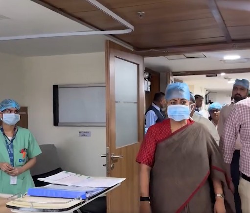 मुख्यमंत्री रेखा गुप्ता ने मैक्स हॉस्पिटल साकेत का दौरा कर आग हादसे में घायलों से मुलाकात की