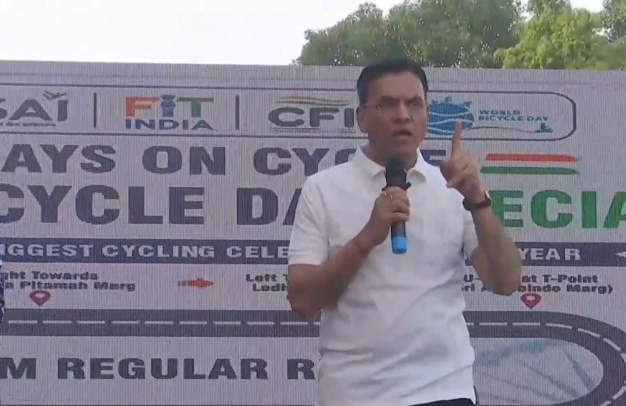 Union Minister Mansukh Mandaviya participates in 77th Fit India Sundays on Cycle initiative