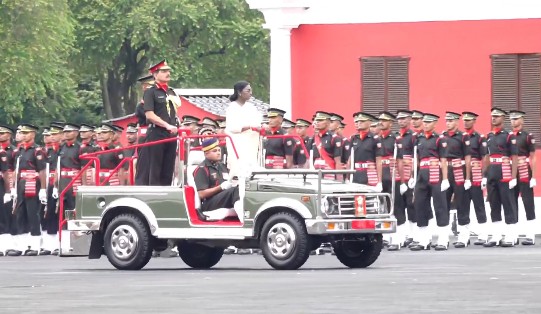 देहरादून के भारतीय सैन्य अकादमी में पासिंग आउट परेड का आयोजन, राष्ट्रपति द्रौपदी मुर्मु ने किया निरीक्षण