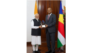 प्रधानमंत्री मोदी को सेशेल्स के सर्वोच्च सम्मान ‘गार्डियन ऑफ द ब्लू होराइजन’ से सम्मानित किया गया