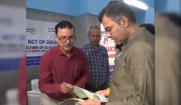 दिल्ली: मंत्री प्रवेश साहिब सिंह ने बंगाली मार्किट और एनडीएमसी सामुदायिक केंद्र में जन कल्याण शिविर का उद्घाटन किया