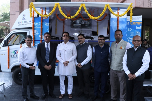 कौशल विकास और उद्यमिता राज्य मंत्री जयंत चौधरी ने पांच सौर सामुदायिक कौशल वैन को दिखाई हरी झंडी