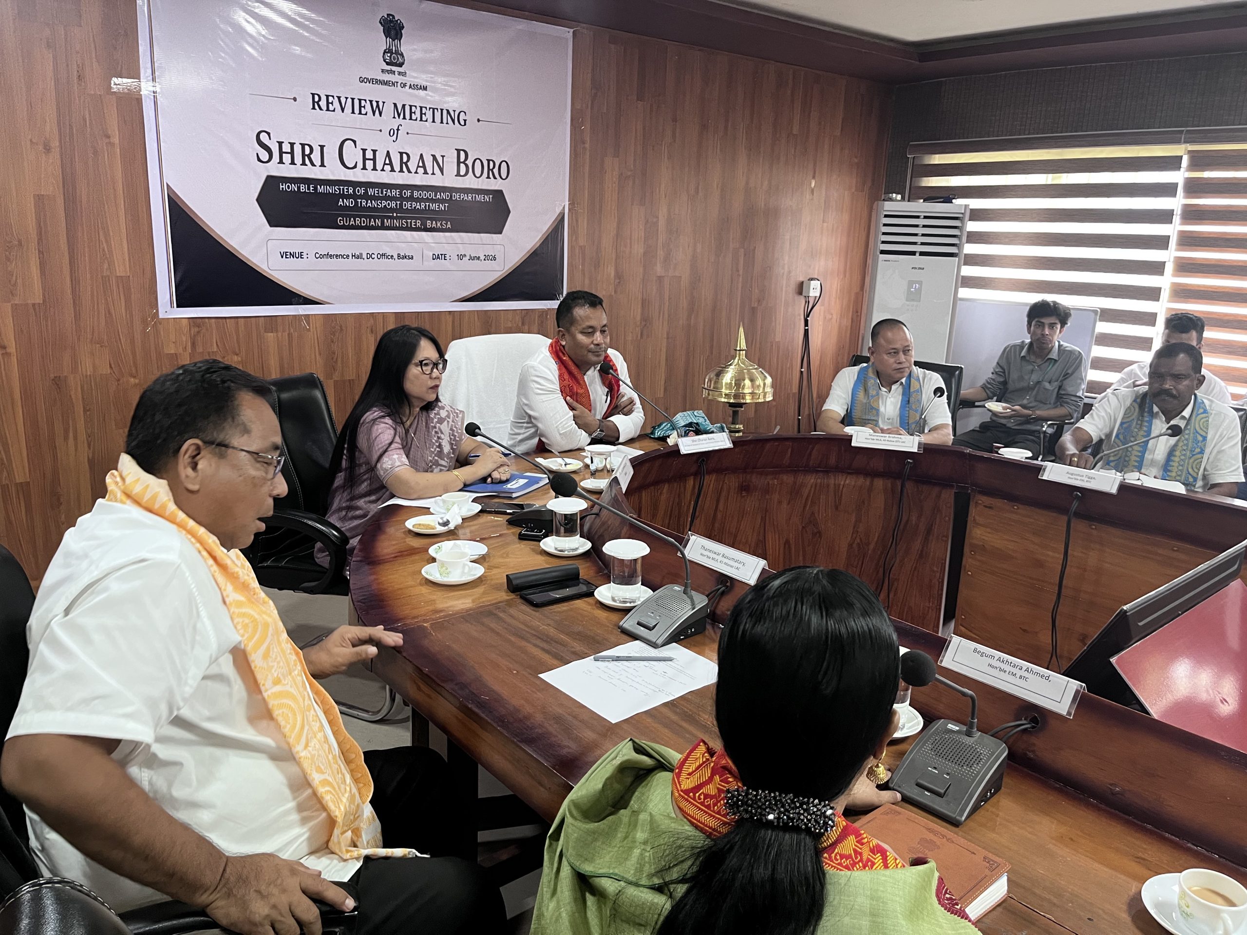 বাক্সাত জিলাখনৰ বিভিন্ন বিভাগৰ মুৰববী বিষয়াসকলৰ সৈতে চৰণ বড়োৰ আলোচনা