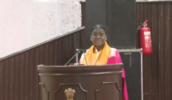 মধ্যপ্ৰদেশৰ ৰাণী দুর্গাবতী বিশ্ববিদ্যালয়ৰে জড়িত ব্যক্তিসকলক জনজাতীয় সমাজ, পিছপৰা শ্ৰেণী আৰু বিশেষকৈ যুৱতীসকলৰ সবলীকৰণৰ বাবে কাম কৰিবলৈ ৰাষ্ট্ৰপতিৰ আহ্বান