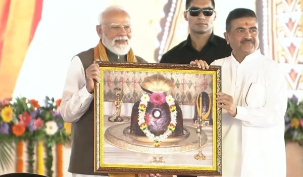 হুগলি জিলাৰ তাৰাকেশ্বৰত আয়োজিত পশ্চিমবংগ দিৱসৰ কাৰ্যসূচীত অংশগ্ৰহণ প্ৰধানমন্ত্ৰীৰ; পিএম কিষাণ আঁচনিৰ ২৩ সংখ্যক কিস্তি মুকলি
