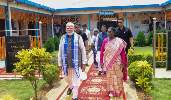 বিভিন্ন কল্যানমূলক আঁচনি আৰু সজাগতামূলক পদক্ষেপৰ দ্বাৰা নিজকে সৱল কৰি জনজাতীয় সম্প্ৰদায়সমূহে দেশৰ উন্নয়ন যাত্ৰাৰ সক্ৰিয় অংশগ্ৰহণকাৰী হিচাপে আত্মপ্ৰকাশ কৰিছেঃ প্ৰধানমন্ত্ৰী নৰেন্দ্ৰ মোদী