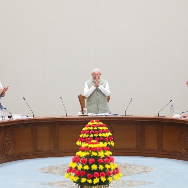 केंद्रीय मंत्रिमंडल ने प्रस्ताव पारित कर प्रधानमंत्री मोदी को सबसे लंबे समय तक निर्वाचित प्रधानमंत्री रहने पर बधाई दी