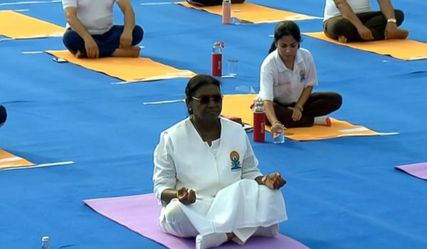 राष्ट्रपति द्रौपदी मुर्मु जबलपुर में योग दिवस कार्यक्रम में मुख्य अतिथि के रूप में शामिल हुईं