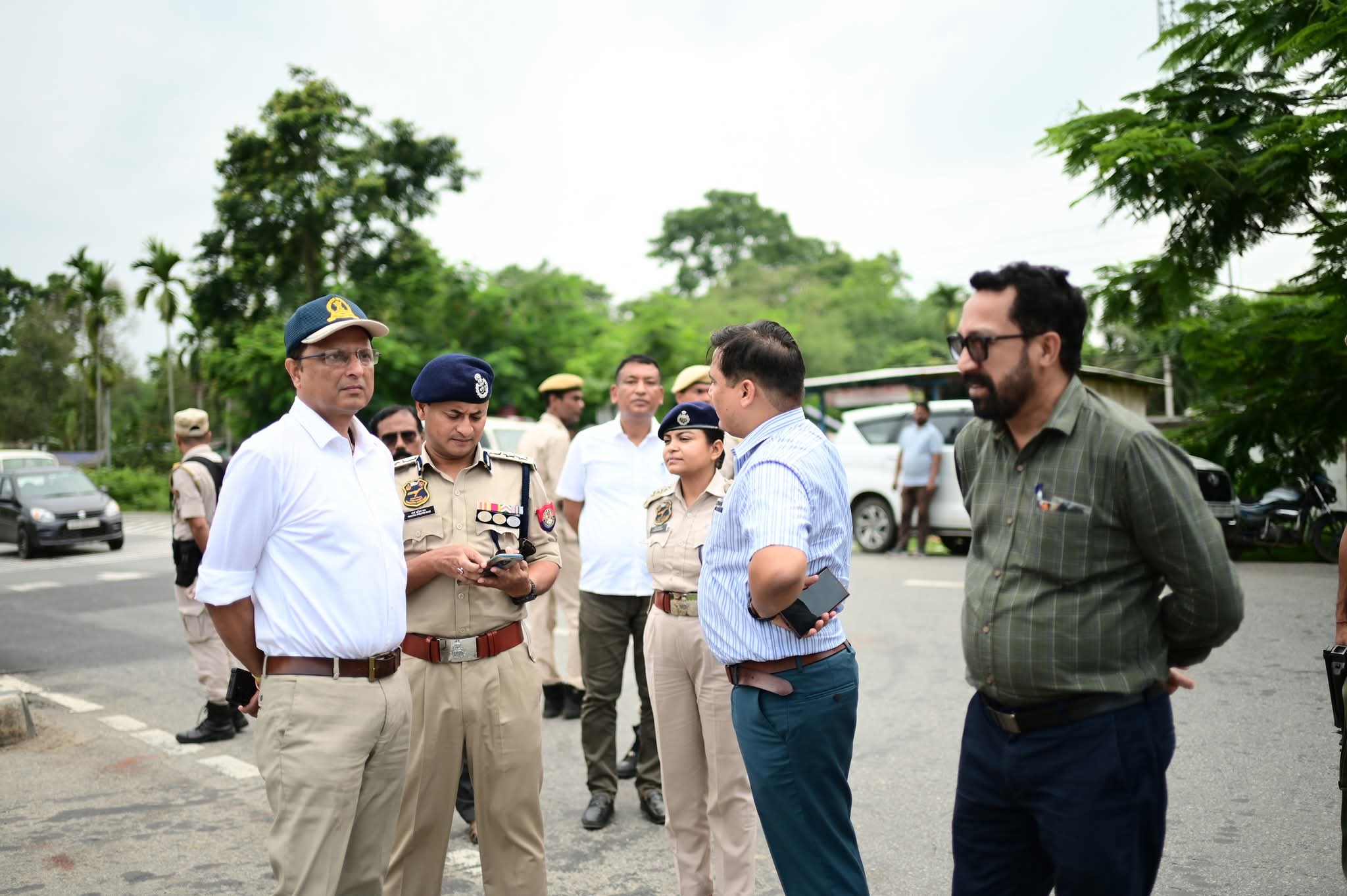 নগাঁৱত পথ দুৰ্ঘটনাৰ সমস্যা ৰোধ কৰিবলৈ ঘাইপথৰ দুৰ্ঘটনাপ্ৰৱণ অঞ্চলসমূহ পৰিদৰ্শন  জিলা আয়ুক্ত দেৱাশীষ শৰ্মা আৰু জ্যেষ্ঠ আৰক্ষী অধীক্ষক পাৰ্থ প্ৰতীম দাসৰ