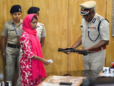 Hardcore woman Maoist with Rs 10-lakh bounty surrenders before Kolkata Police