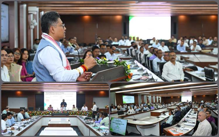 বিভিন্ন জিলাৰ কৃষি বিষয়া তথা অভিযান্ত্রিক কোষৰ বিষয়াসকলৰ সৈতে কৃষিমন্ত্রী পিযুষ হাজৰিকাৰ পর্যালোচনা বৈঠক