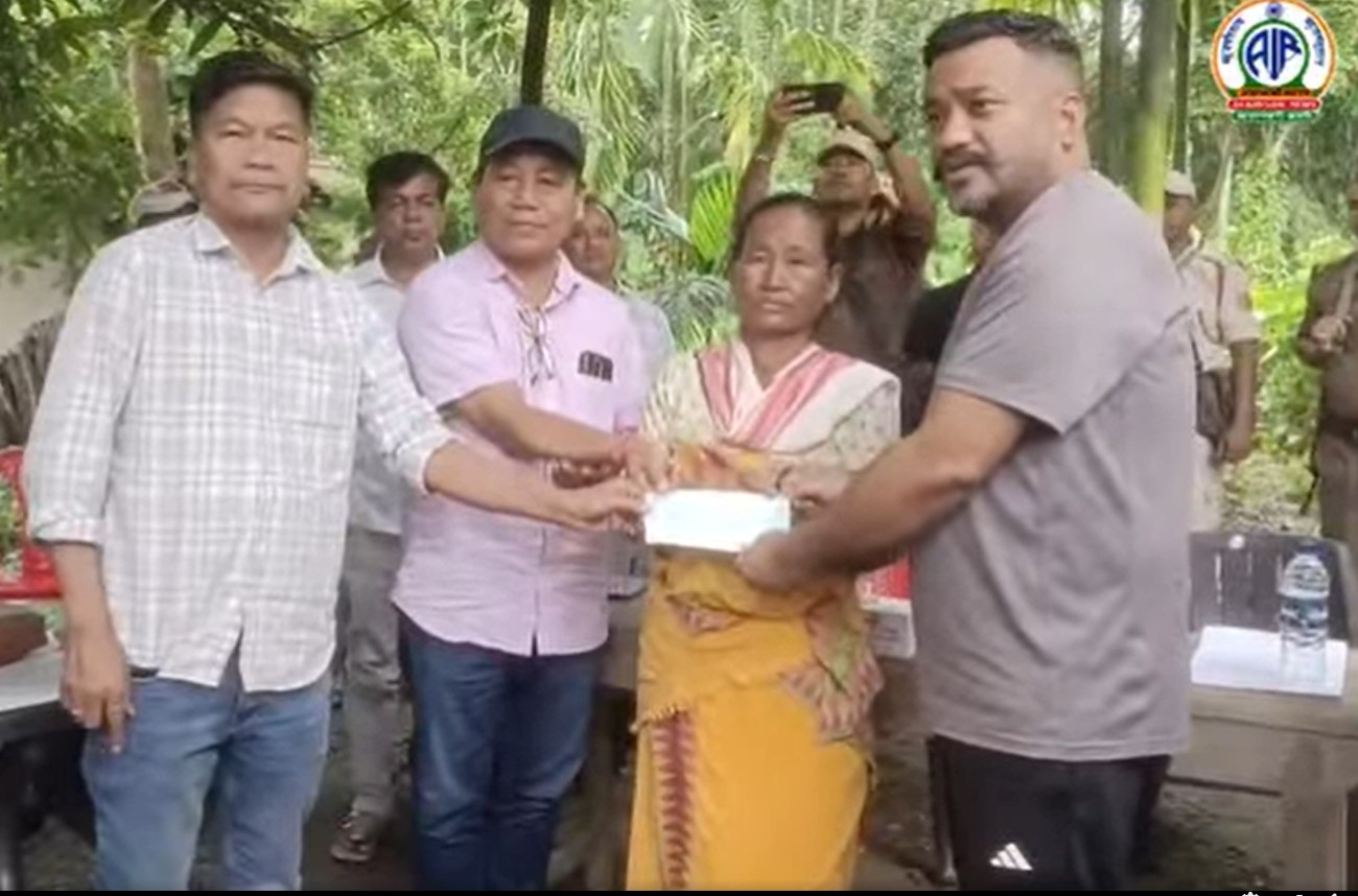 তামুলপুৰত বনৰীয়া হাতীৰ আক্ৰমণত প্ৰাণ হেৰুওৱা দুজন লোকৰ পৰিয়াললৈ ৰাজ্য চৰকাৰৰ আর্থিক সাহায্য প্রদান