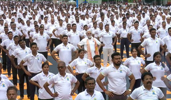 প্রধানমন্ত্রী নরেন্দ্র মোদী বলেছেন যোগ আমাদের শেখায় কি করতে হবে আর কি করা উচিৎ নয়।